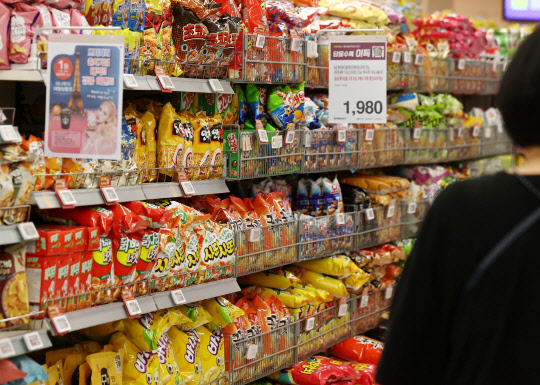 사진은 지난 16일 서울의 한 대형마트 과자 매대의 모습. <연합뉴스>